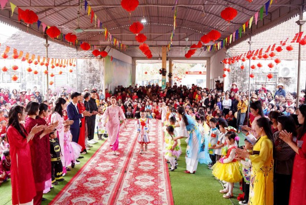 Trường mầm non Nhân Thành đã tổ chức thành công chương trình hoạt động trải nghiệm: “ Một ngày cùng con – Xuân yêu thương, Tết sẻ chia” 🌸