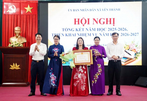 Đại diện sở giáo dục đào tạo trao huân chương lao động hạng ba cho cô Phan Thị Mận