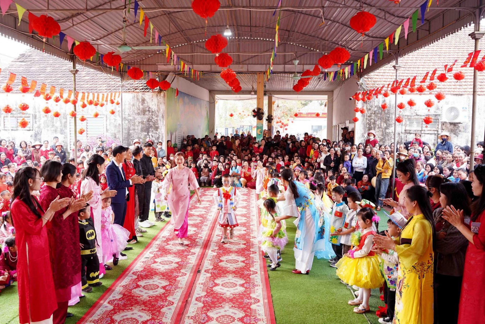 Trường mầm non Nhân Thành đã tổ chức thành công chương trình hoạt động trải nghiệm: “ Một ngày cùng con – Xuân yêu thương, Tết sẻ chia” 🌸