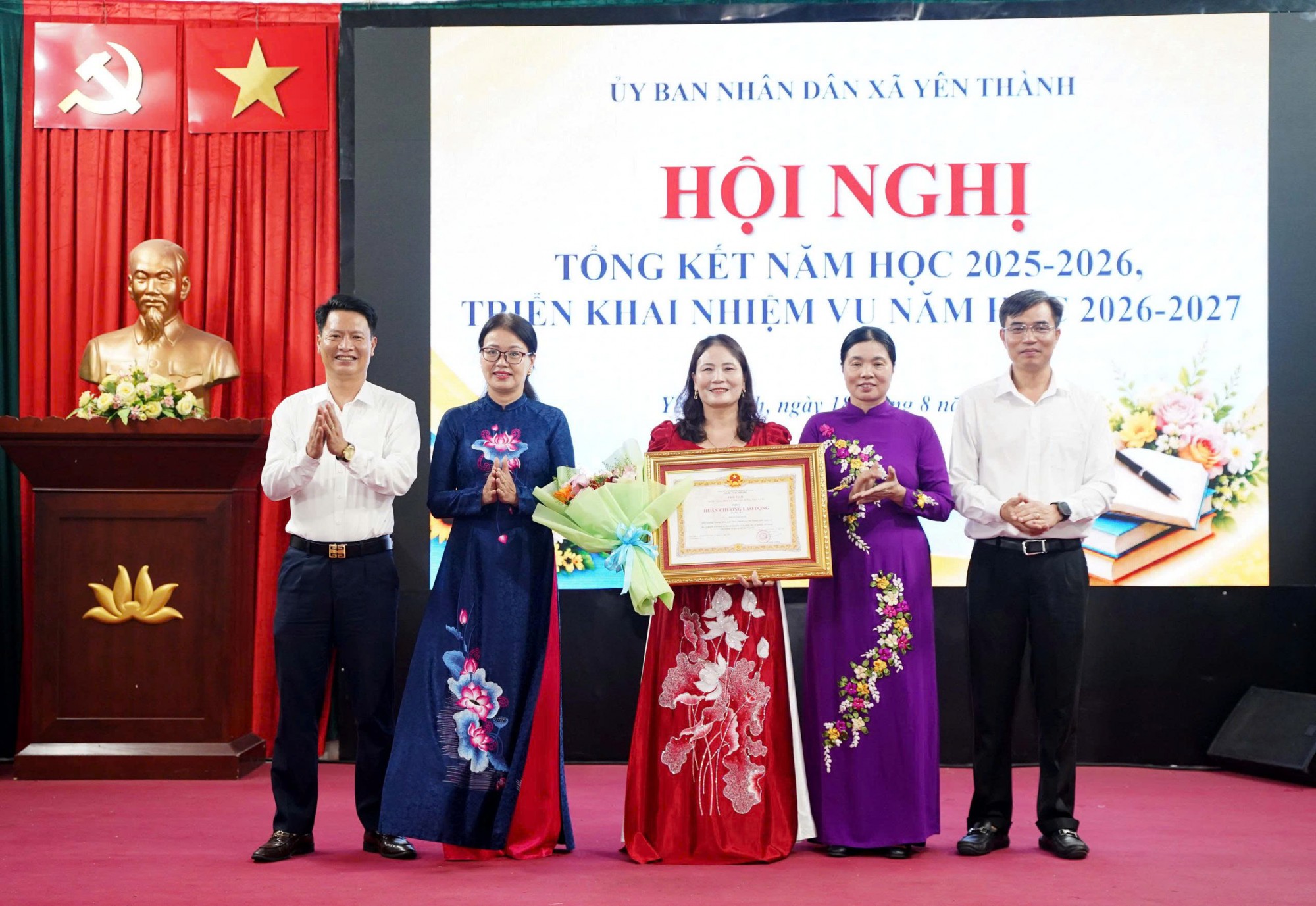 Đại diện sở giáo dục đào tạo trao huân chương lao động hạng ba cho cô Phan Thị Mận